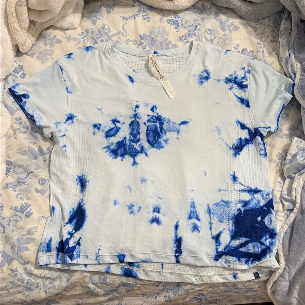 lululemon athletica Light Blue and Blue Tie-Dye Short Sleeve Top